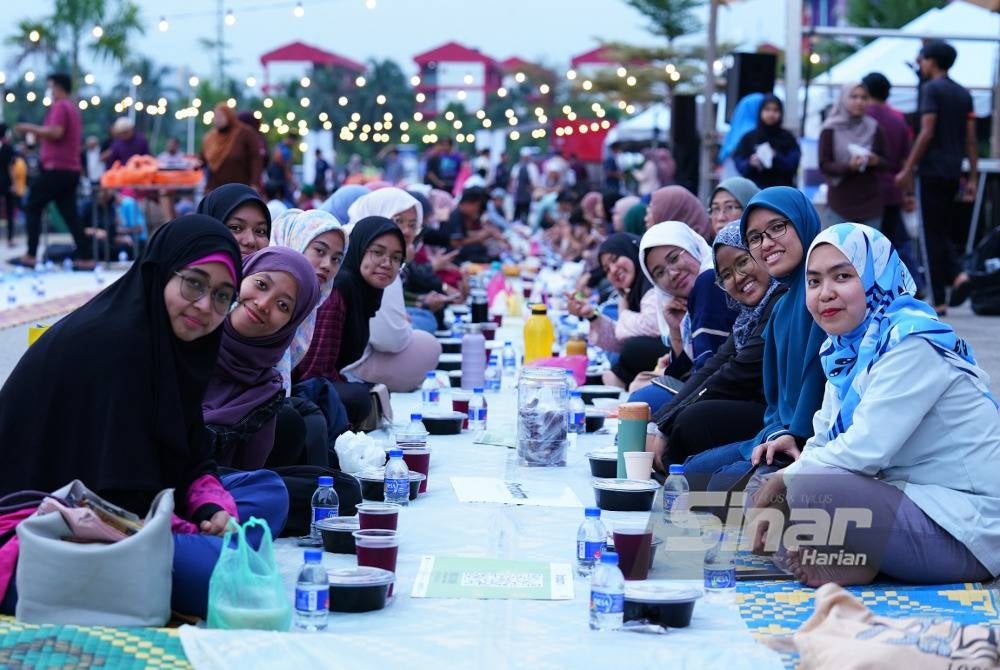 Iftar ala Madinah @ Karangkraf programme held at Dataran Kumpulan Karangkraf on Monday. - Photo by SINAR HARIAN / MOHD HALIM ABDUL WAHID.