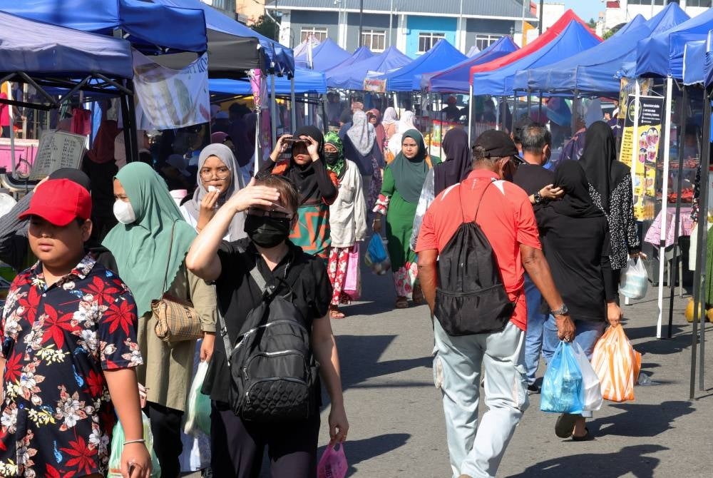People visiting Ramadan Bazaar's to buy food for Iftar. - Photo by Bernama