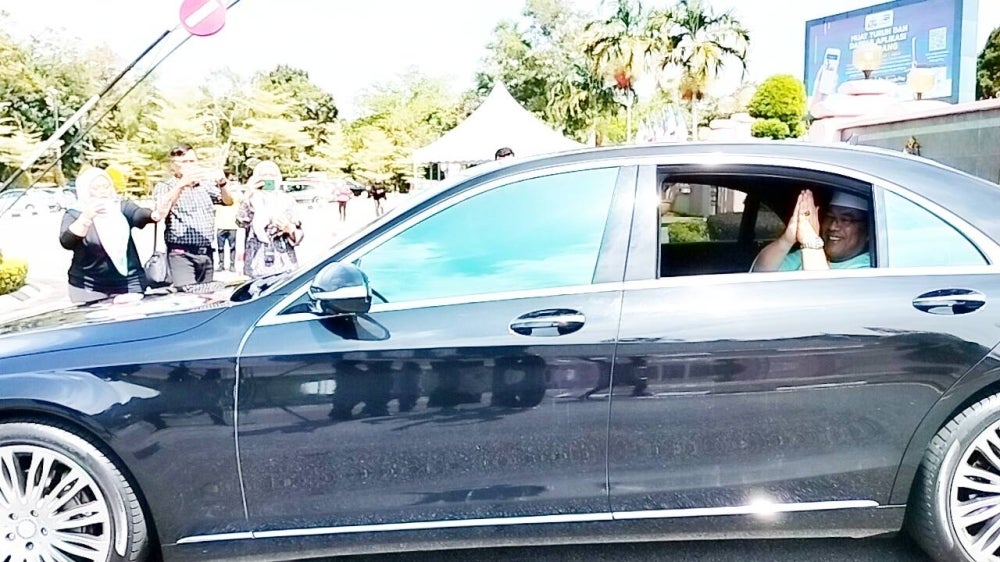 Sulaiman showing an apology hand gesture as he was leaving Kompleks Seri Negeri Ayer Keroh.