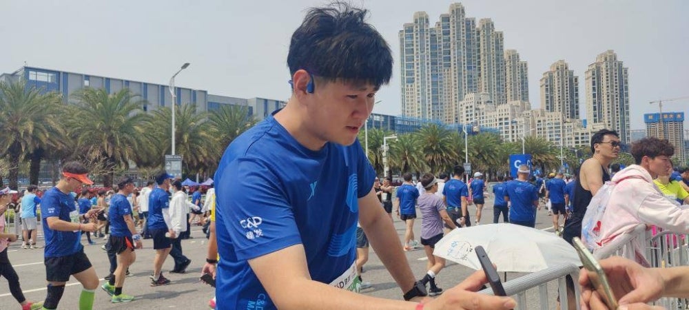 He Shuai displays his father's virtual Marathon account after completing the 2023 Xiamen Marathon, April 2. - Pic: XINHuA