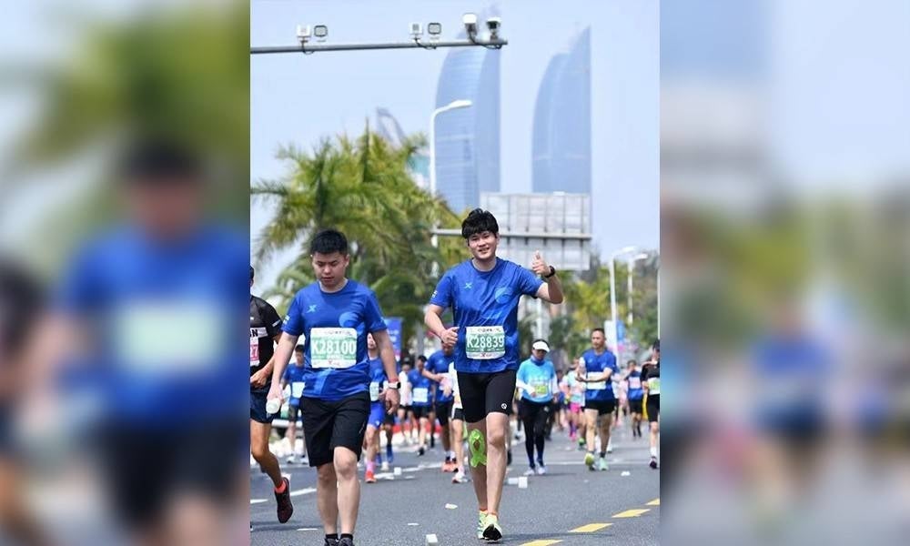 He Shuai (R) competes in the 2023 Xiamen Marathon, April 2.