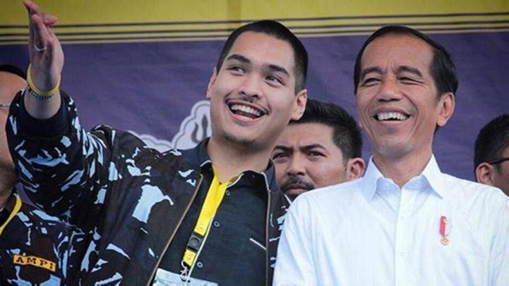 Indonesian president Joko Widodo (right) has named 32-year old Dito Ariotedjo (left) as the country's new Youth and Sports Minister. 