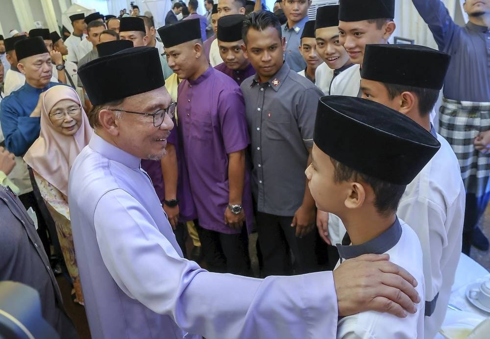 
Prime Minister Datuk Seri Anwar Ibrahim mingles with orphans from the Sekolah Tahfiz dan Asrama Anak Yatim Angkatan Tentera Malaysia at the Prime Minister's Iftar Ceremony with the Cabinet, Dewan Negara members, Dewan Rakyat members, civil servants, ambassadors and foreign dignitaries at Seri Perdana today. - Pic: BERNAMA
