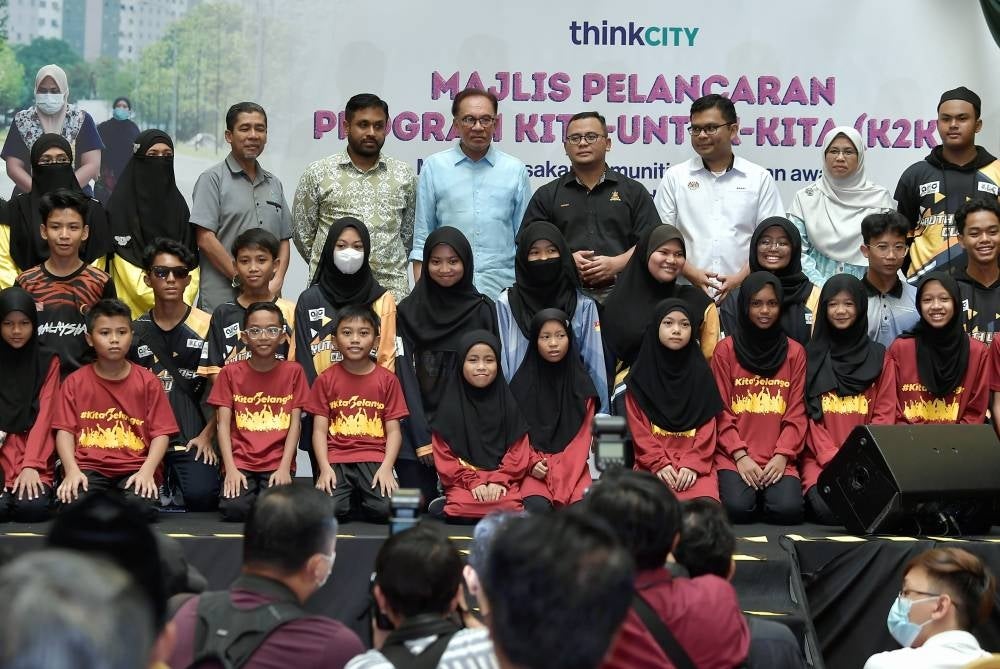 
Prime Minister Datuk Seri Anwar Ibrahim (centre) poses for a photo after the Kita-Untuk-Kita (K2K) Program Launch Ceremony at PPR Kampung Baru Hicom Section 26 today.
Also present was Selangor Menteri Besar Datuk Seri Amirudin Shari (four from right) - BERNAMA