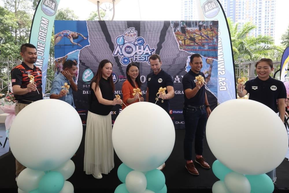 Youth and Sports Minister Hannah Yeoh (centre) while officiate launching of the KLSC 25th DSA AQUAFEST and Datuk Leong Mun Yee x DSA Diving Program Open Day at National Aquatic Centre Bukit Jalil today. - Also present Royal Patron of DSA Swim Team Datuk Aubry Rahim Mannesson (third, right), National Sports Council Director General Datuk Ahmad Shapawi Ismail (second, left) and Olympian National Diving Team Coach and Founder of DLMY X DSA Diving Program Datuk Leong Mun Yee (third, left). - Pic: BERNAMA