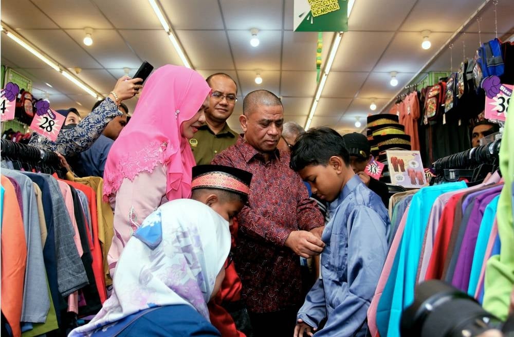 Perak Menteri Besar Datuk Seri Saarani Mohamad (two, right) at the Meriah Beraya Sejahtera Bersama programme at the Hari-Hari store in Kamunting, today. - BERNAMA