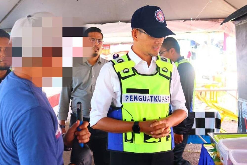 JAINJ enforcement officers at Op Kesan in Johor Bahru city.