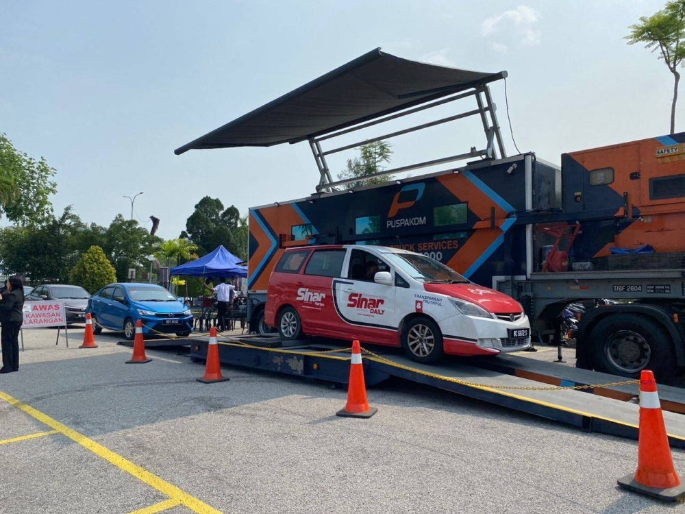 Free voluntary vehicle inspections by PUSPAKOM for all Karangkraf staff today at Karangkraf Complex. Pic by NURUL ATIKAH SARJI 