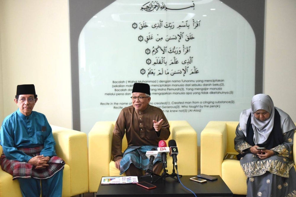 IIUM Rector, Professor Emeritus Tan Sri Dr Dzulkifli Abdul Razak, Karangkraf Media Group advisor Datuk Hussamuddin Yaacub ( middle) Warisan Ummah Ikhlas foundation chief executive officer, Marhaini Yusoff - FILE PIC 