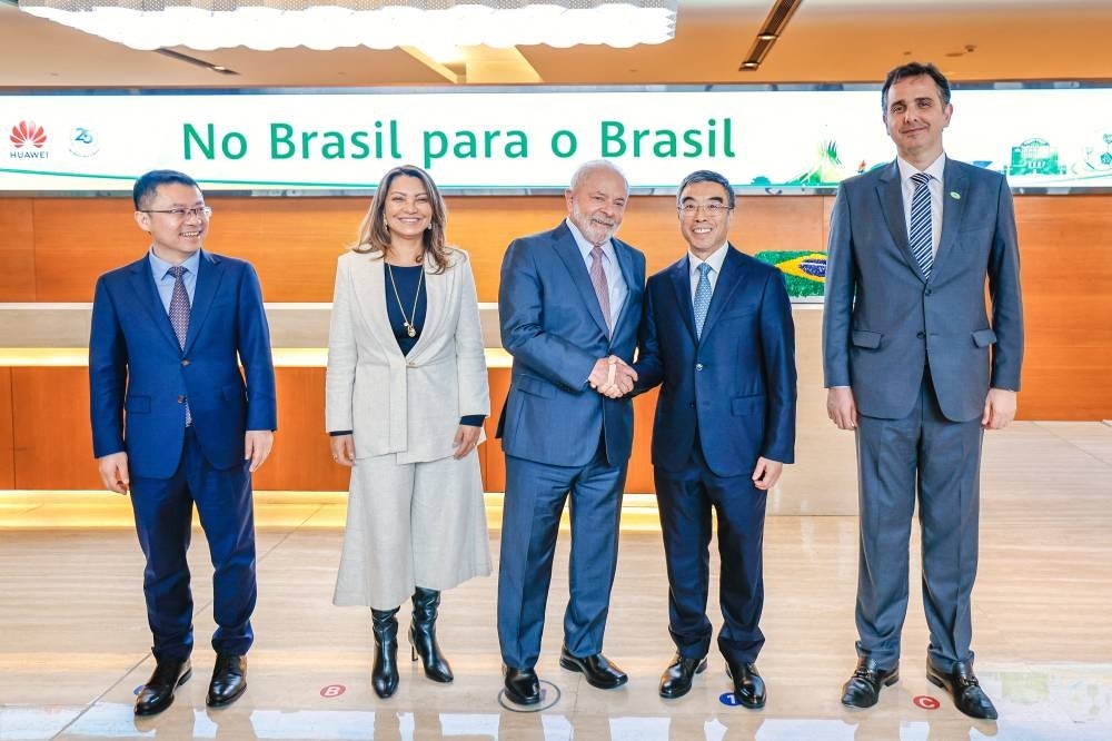 This handout picture released by the Brazilian Presidency shows Brazilian First Lady Rosangela "Janja" da Silva (2-L), Brazilian President Luiz Inacio Lula da Silva (C), Huawei Board of Directors' Chairman Liang Hua (2-R) and President of Brazil's Federal Senate Rodrigo Pacheco (R) posing for a picture at the Huawei Research and Development Center in Shanghai, China on April 13, 2023. - Brazilian President Luiz Inacio Lula da Silva arrived to China on Wednesday for an official visit aimed at boosting the already deep ties between the Asian giant and Latin America's biggest economy. The veteran leftist, who is due to meet his counterpart Xi Jinping Friday in Beijing, said he planned to invite Xi to come to Brazil to repay the visit. (Photo by Ricardo STUCKERT / Brazilian Presidency / AFP) / RESTRICTED TO EDITORIAL USE - MANDATORY CREDIT "AFP PHOTO / BRAZILIAN PRESIDENCY / RICARDO STUCKERT" - NO MARKETING NO ADVERTISING CAMPAIGNS - DISTRIBUTED AS A SERVICE TO CLIENTS