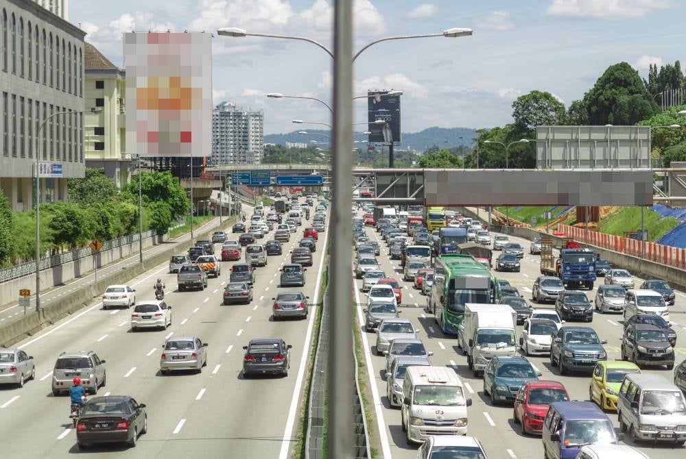 The Transport Ministry will enforce a road ban on goods vehicles in conjunction with the Hari Raya Aidilfitri to reduce traffic congestion and the risk of traffic accidents.