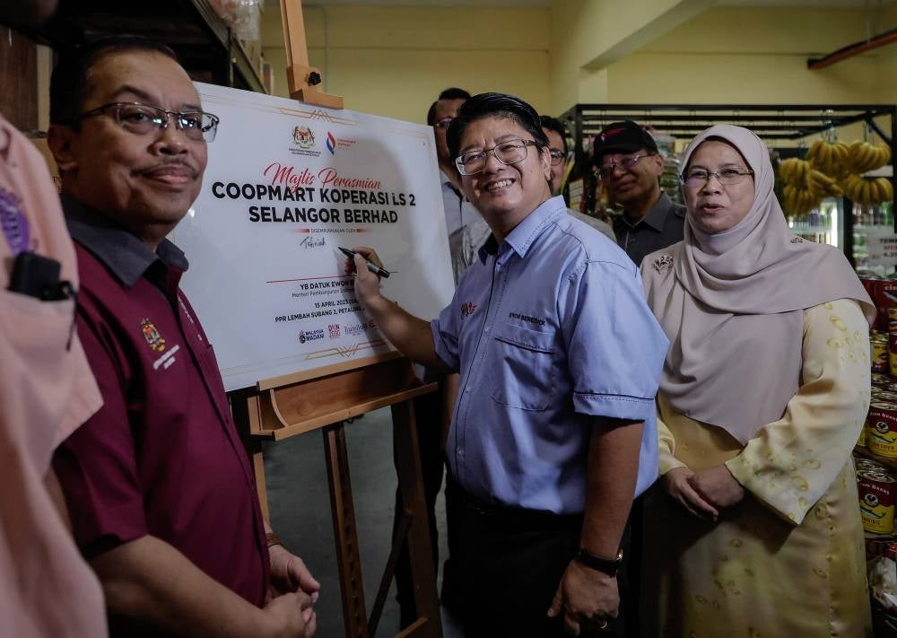 Entrepreneur Development and Cooperatives Minister Datuk Ewon Benedick (second, right) officates the launch of the Coopmart Koperasi LS2 Selangor BErhad and the Madani Sales at the Rakyat Housing Project (PPR) Lembah Subang 2 today. - Pic: BERNAMA