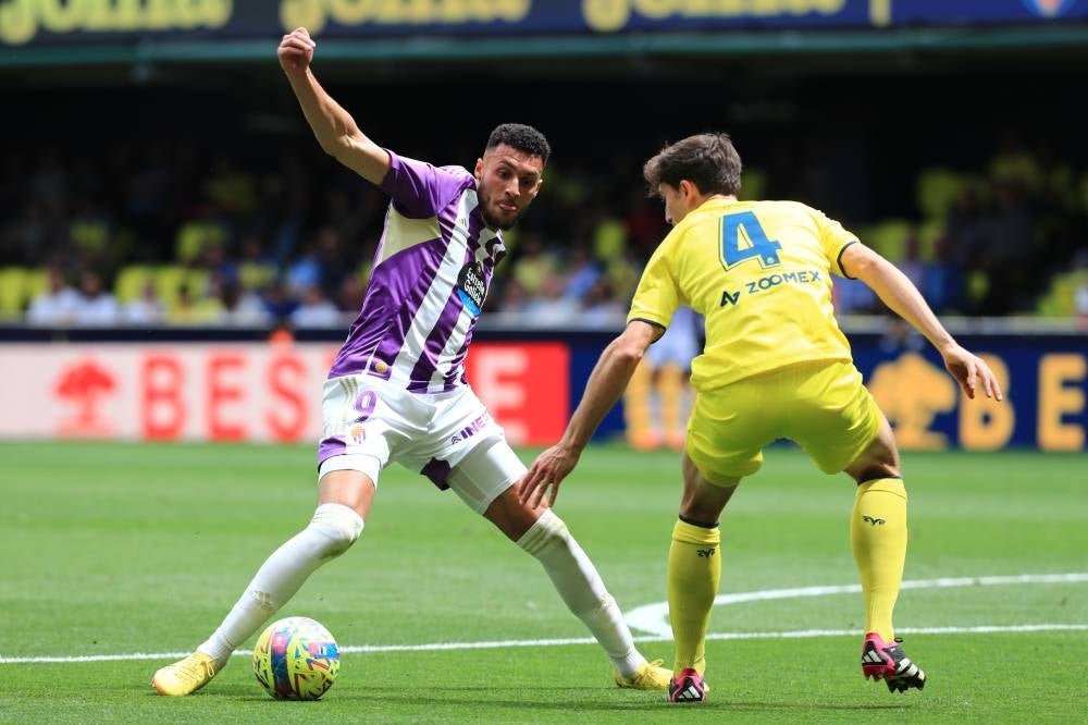 Villarreal's Pau Torres (R) and Real Valladolid's Selim Amallah (L) during the LaLiga soccer match between Real Valladolid and Villarreal, in La Ceramica stadium, Villarreal, Castellon, Valencia, Spain, April 15 - Pic: EPA