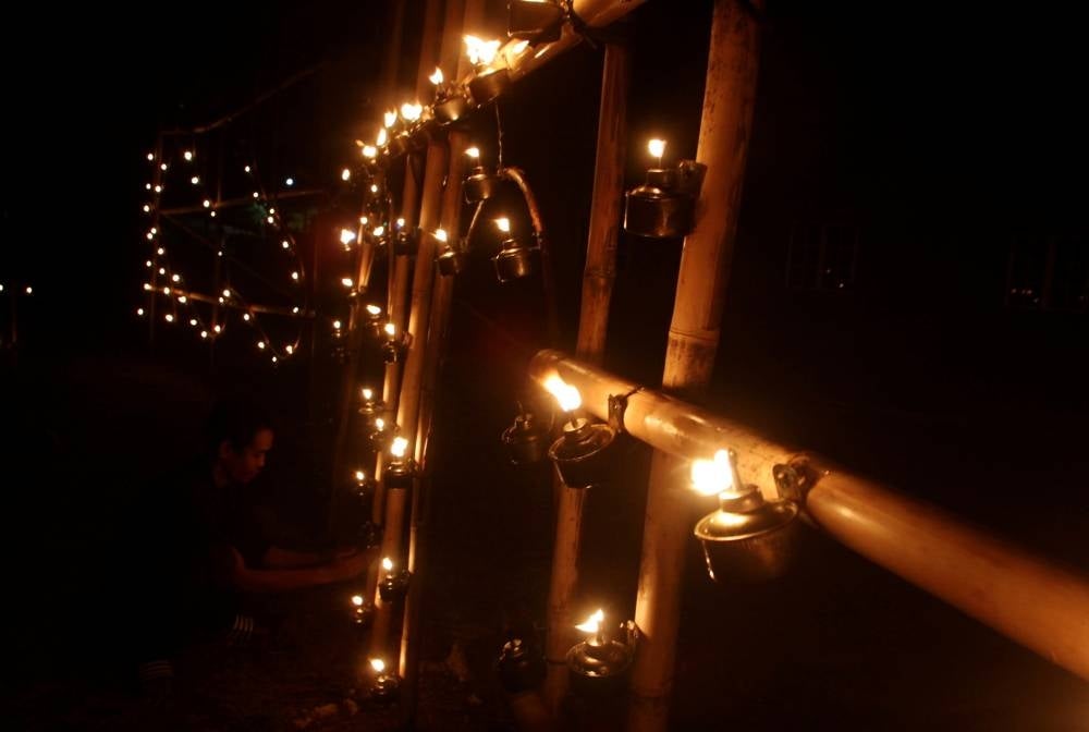 
Oil lamps or Pelita Panjut are traditional decorative lamps used during Hari Raya celebrations - FILEPIC 