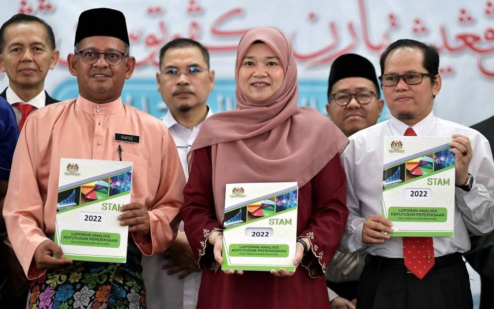Education Minister Fadhlina Sidek (two, right) showing the Sijil Tinggi Agama Malaysia (STAM) analysis report during the announcement of the results for the 2022 STAM examination at Sekolah Agama Menengah Tinggi Tengku Ampuan Rahimah Sungai Manggis, Banting, today. - BERNAMA