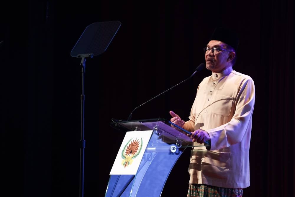 The One Stop Centre (OSC) 3.0 Plus procedures will be further improved, starting with reducing the approval period from 42 days to 21 days and the number of agencies to be referred to for approval from 19 to five, Prime Minister Datuk Seri Anwar Ibrahim said. - BERNAMA