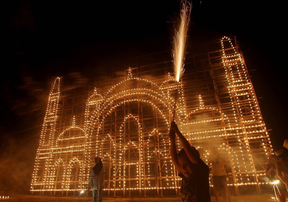 Residents of Kampung Ribu in Padang Rengas, recently joined hands to construct the ‘Federal Territory Mosque’ using about 1,600 pelita panjut or oil lamps as a way of keeping the tradition alive - BERNAMA