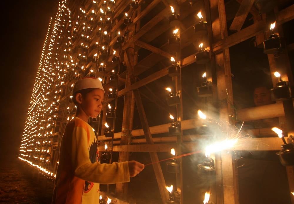 Kampung Ribu Panjut Fans Association chairman Amiruddin Mohd Lazim said the giant panjut measuring 9.5 metres high and 15 metres wide was built using 35 bamboo poles as the main pillar and 11 other bamboo poles as reinforcement - BERNAMA