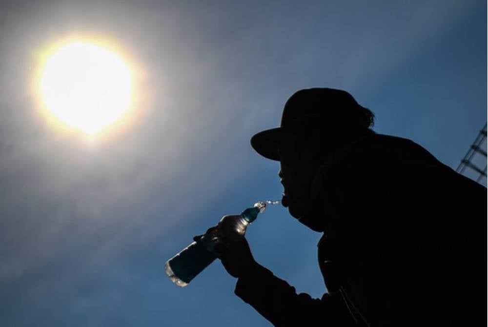 The Health Ministry advises the public in areas with poor air quality or hot weather to limit their outdoor activities. - Photo: BERNAMA