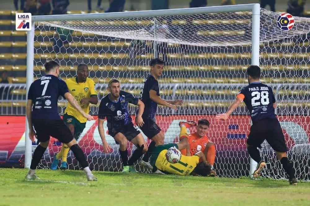 KL City's defense managed to break some of KDA FC's dangerous attempts in the Super League 2023 - FILEPIC 