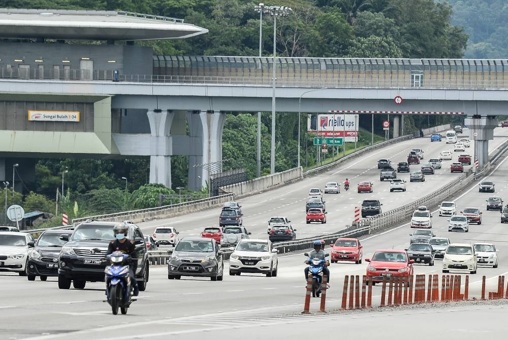 The Malaysian Highway Authority (LLM) expects an increase in traffic volume of up to 2.3 million vehicles daily on the three major expressways in the country starting today until May 7 in conjunction with the Aidilfitri celebration. - BERNAMA