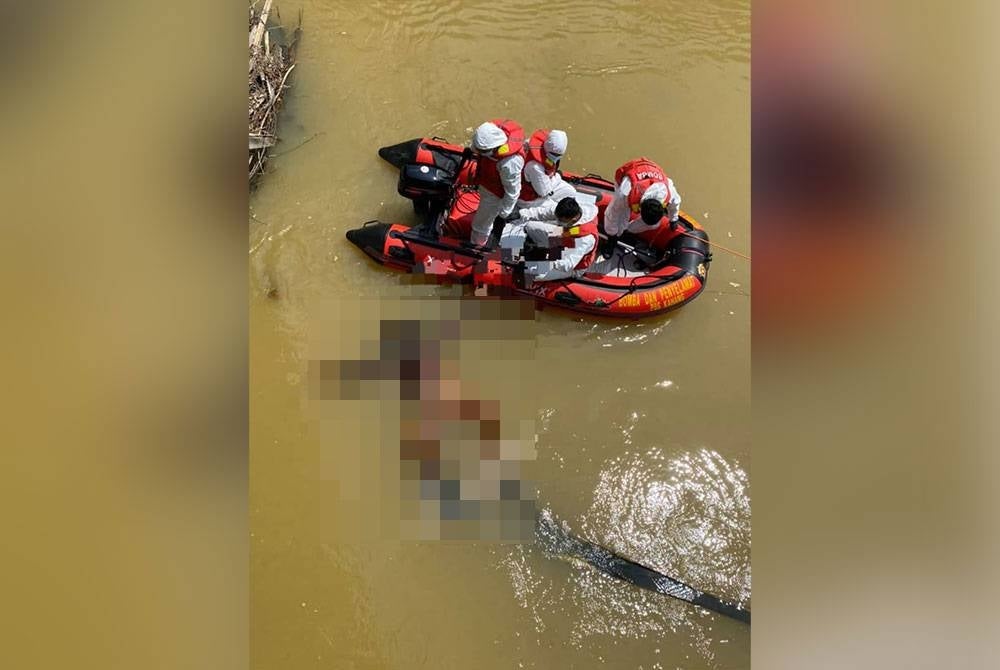 Firefighters lifting the body found floating at Kahang Baru Water Treatment Plant on Wednesday - FILEPIC 