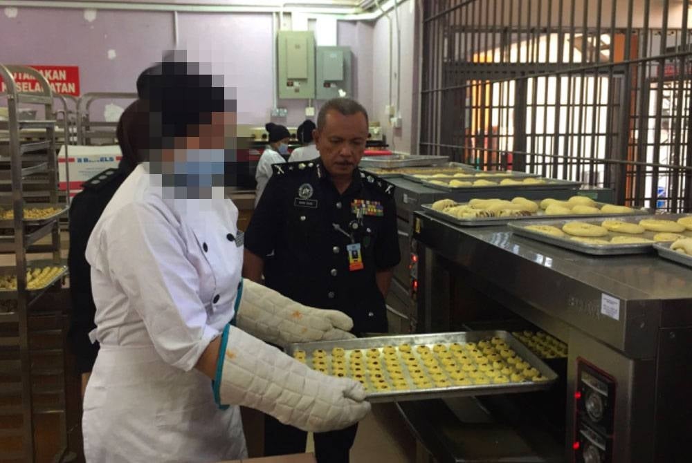 The biscuit baking process done by inmates in Pengkalan Chepa Prison.