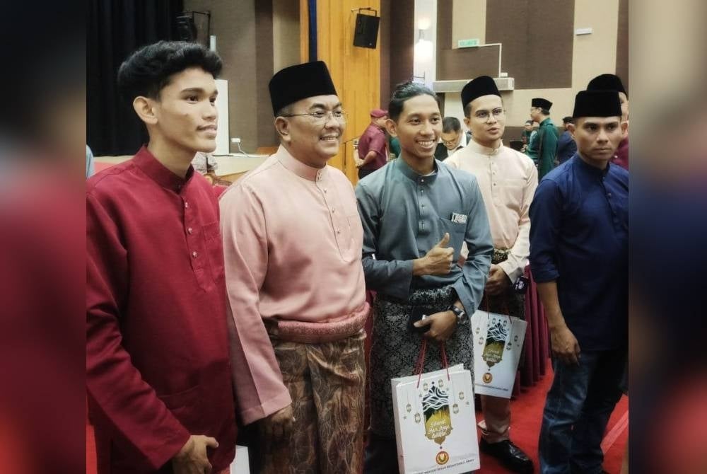 Kedah Menteri Besar Datuk Seri Muhammad Sanusi Md Nor (second from left) posing with students at the Students Ramah Mesra programme with Kedah Menteri Besar.