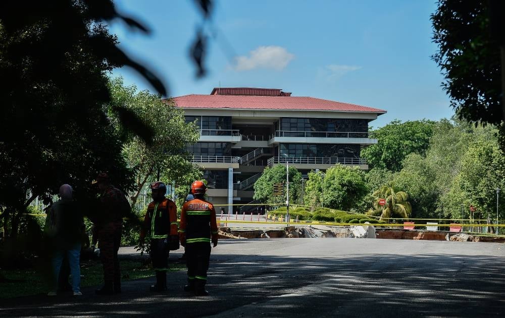 Minor collapses have been detected in the area affected by a landslide at MACA at Persiaran Tunku Syed Sirajuddin, Bukit Tunku, last night. - BERNAMA