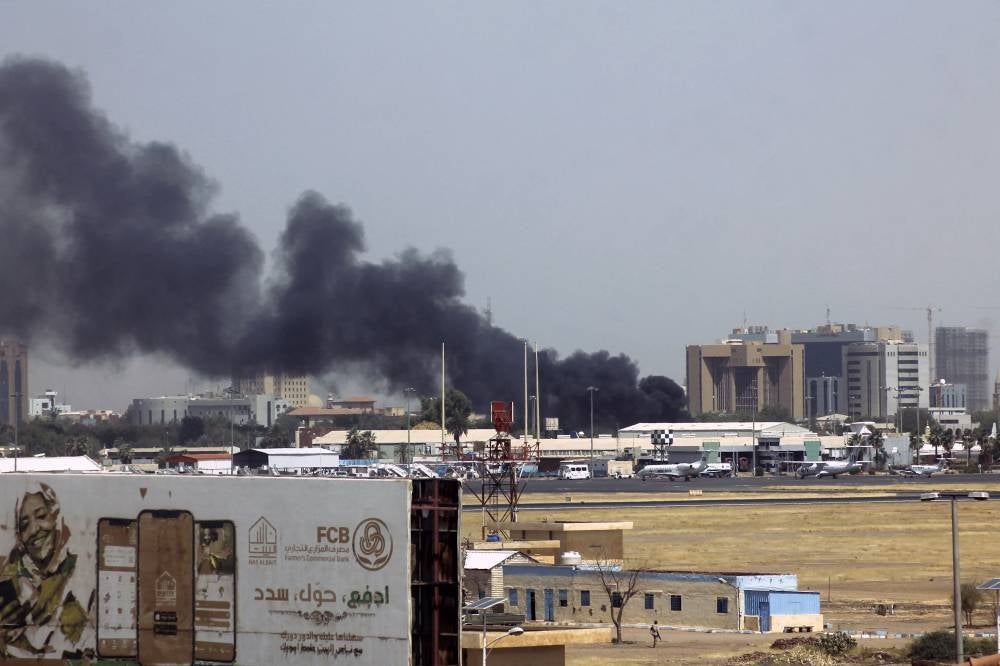 Heavy smoke bellows above buildings in the vicinity of the Khartoum's airport on April 15, 2023, amid clashes in the Sudanese capital. - Photo: AFP