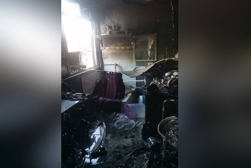 Fire broke out at a shophouse in Jalan Rahmat, Taman OUG this morning.