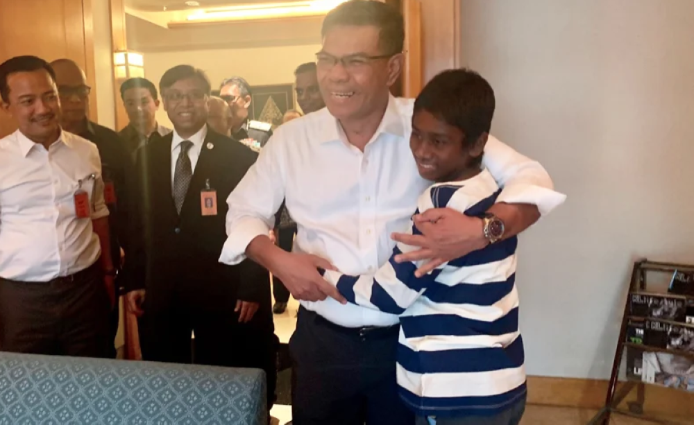 Home Minister Datuk Seri Saifuddin Nasution Ismail with Ratul Islam Fahim before the teenager was sent back to Bangladesh - Agency
