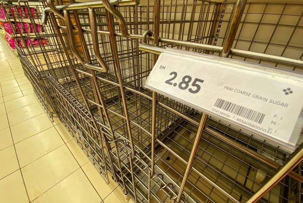 Sinar Harian's survey in several retail stores, wholesalers and supermarkets in several areas in the state found that the shelves of the raw materials were empty.