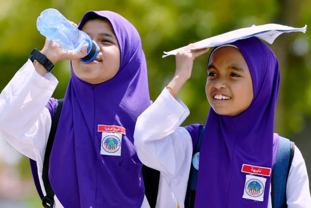 Students are individuals who are very affected by the hot weather throughout school sessions - BERNAMA