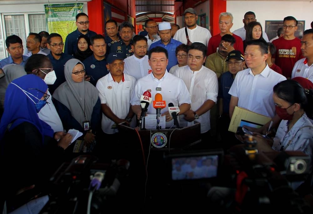 Local Government Development Minister Nga Kor Ming (middle) during a press conference after his working visit at Pasar Besar Teluk Intan today. - BERNAMA