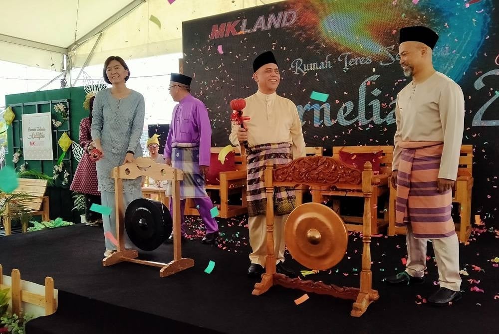 Saarani (right, second) at the Carnelian 2 House Sales Launch in Meru Perdana 2, Chemor on Saturday.