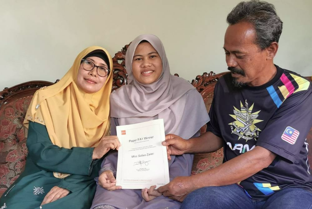 The Universiti Teknologi MARA (UiTM) student at the Dungun campus, Safwa Zamri (centre), 19, received the Top ACCA Foundation in Accountancy (FIA) prize for the FA1-Financial Transaction Record paper by obtaining a score of 98 per cent, earning her the top scorer in Malaysia. - FILE PIX