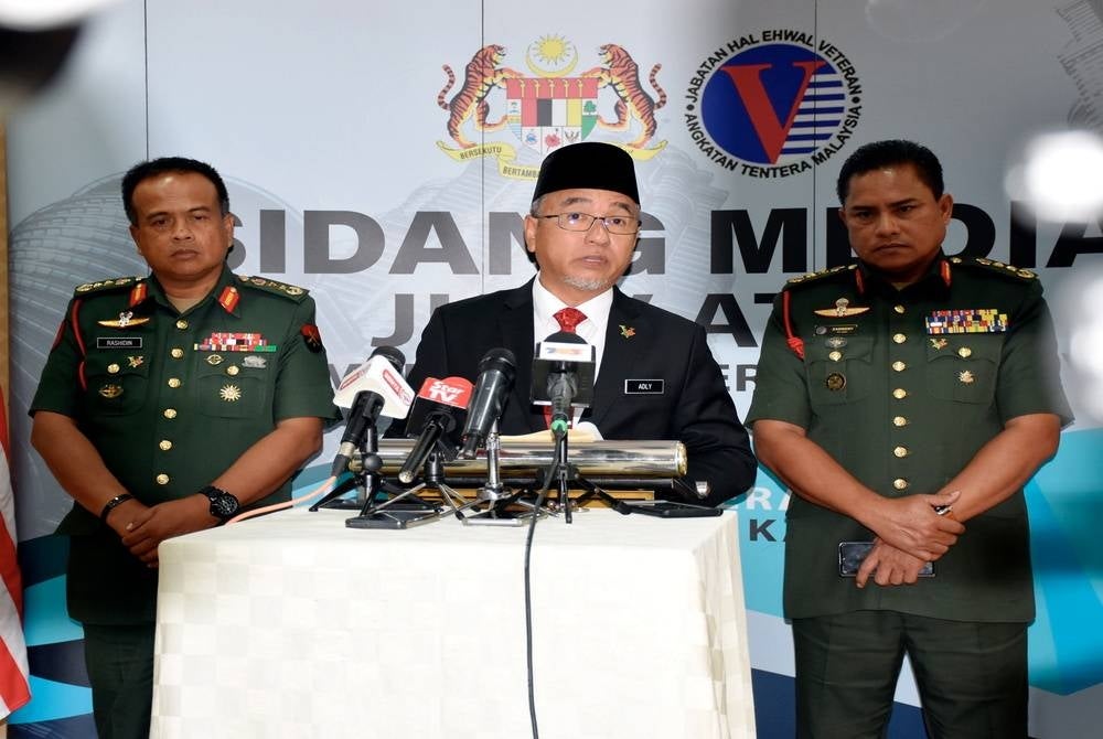 Adly (centre) also called on ATM veterans who are eligible to receive the award, but have not received it, to apply for it immediately according to the existing process. - BERNAMA