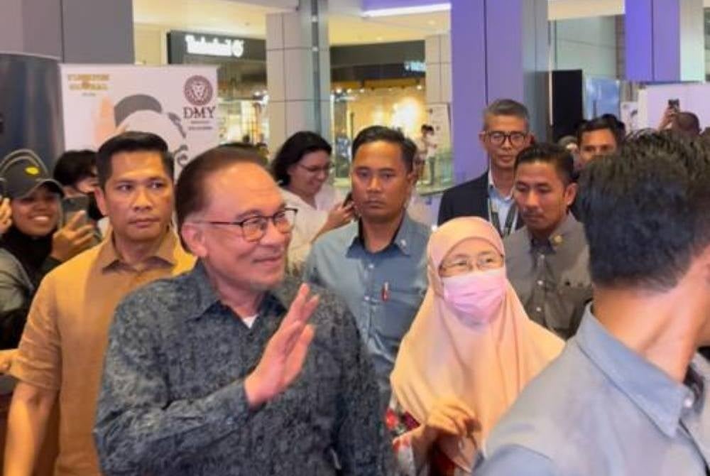 Prime Minister Datuk Seri Anwar Ibrahim and wife Dr Wan Azizah Wan Ismail attend the premier screening of ‘Anwar, The Untold Story’