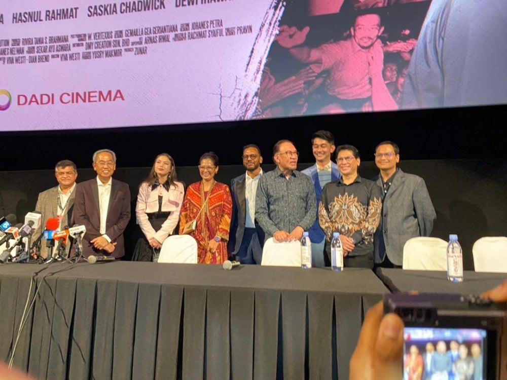 Prime Minister Datuk Seri Anwar Ibrahim along with the cast and crew of ‘Anwar, The Untold Story’ during the premier screening at Dadi Cinema in Pavilion, Kuala Lumpur.