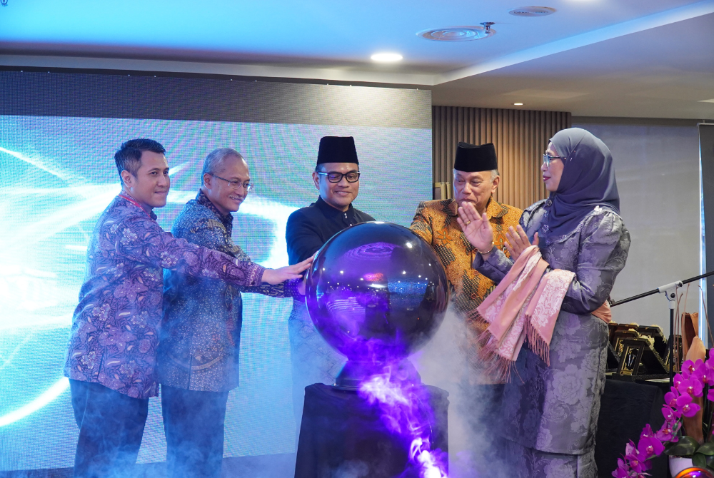 hahawati Umar (from right), Dr. Hashim Yaacob, Azizan Osman, Budi Hartawan and Erga Grenaldi at the MoU launch at Perdana Hotel, in Kuala Lumpur. 