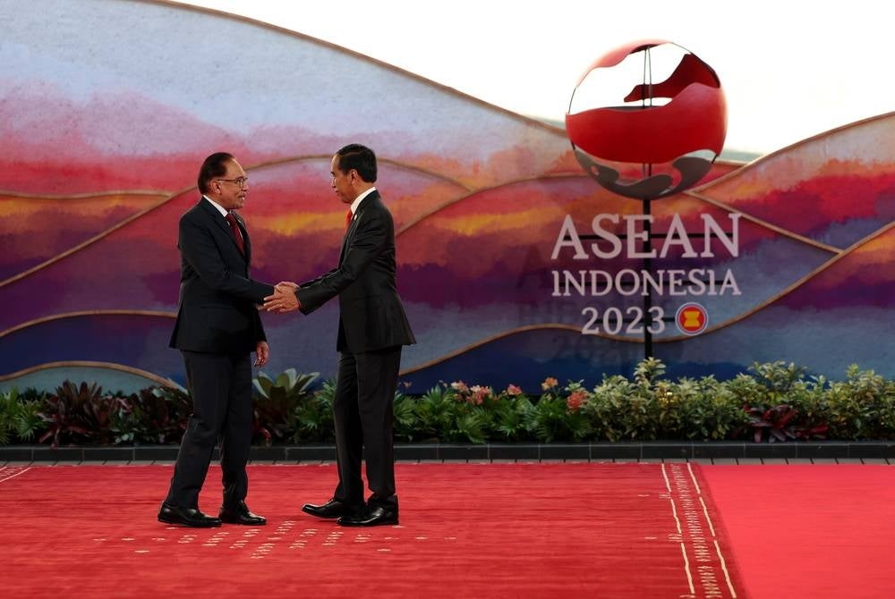 Prime Minister Datuk Seri Anwar Ibrahim (left) was greeted by Indonesian President Joko Widodo when he attended the 42nd ASEAN Summit 2023 in West Manggarai city, Flores archipelago in East Nusa Tenggara Province today. - BERNAMA
