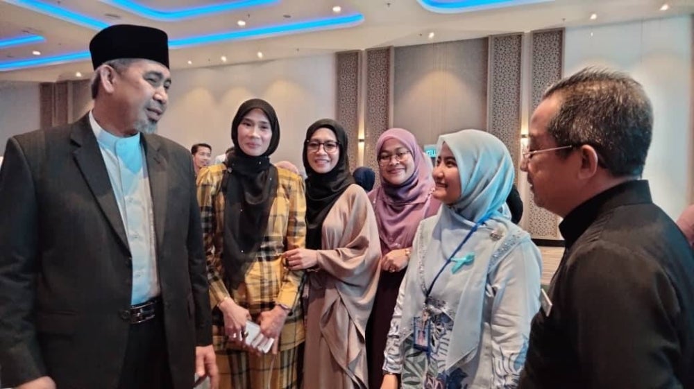 Dr Izani (left) with parents and JKN staffs after officiating Kelantan World Autism Celebration Ceremony 2023 on Wednesday.