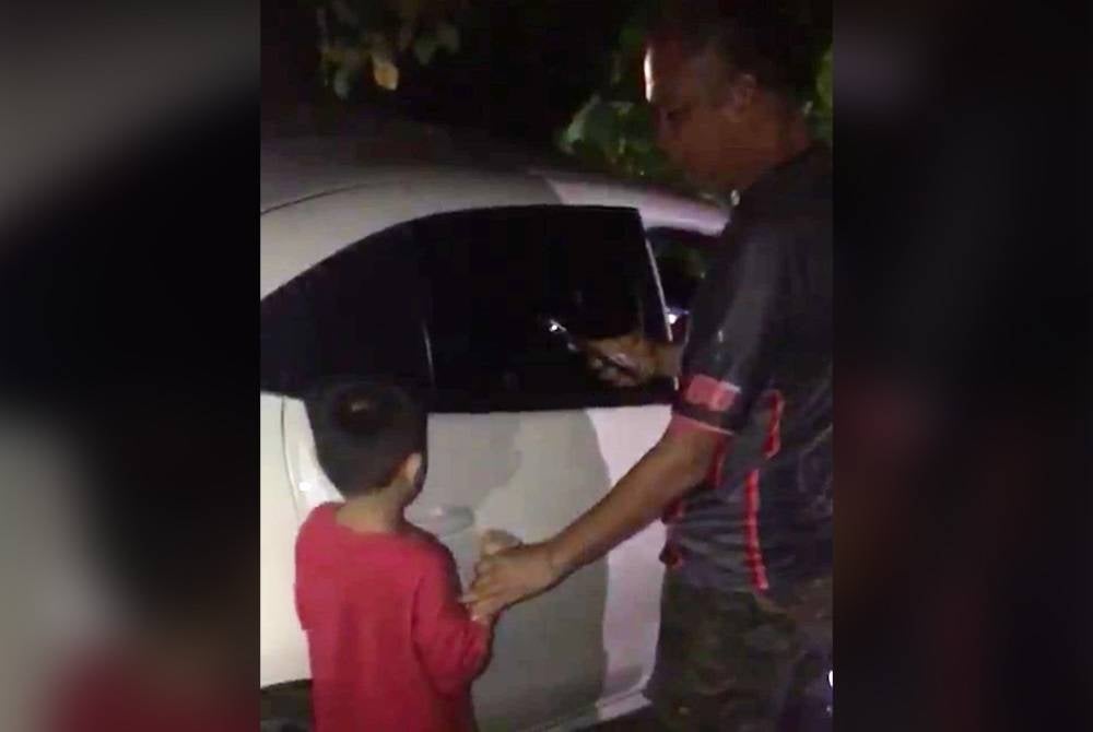 The public came to the aid of the six-year-old child who drove a car and crashed into a streetlight at Jalan Bukit Tangga, Simpang Kenyum, Langkawi on Tuesday.