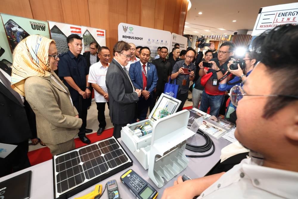 Sarawak Premier Tan Sri Abang Johari Tun Openg visiting the technology-themed exhibition hall after officiating the Malaysian Technological Board (MTOB) Symposium today - BERNAMA