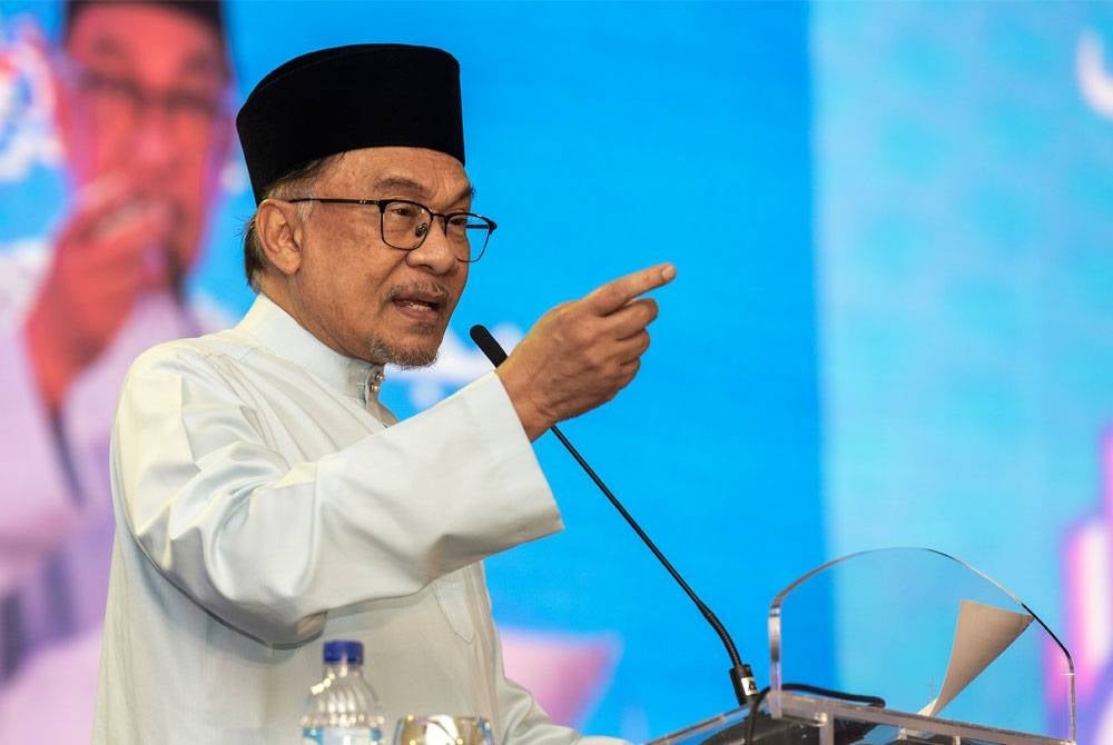 Anwar delivered a speech at the Malaysia Madani Open House at the the Sultan Muhammad IV Stadium compound. - PHOTO BY BERNAMA 
