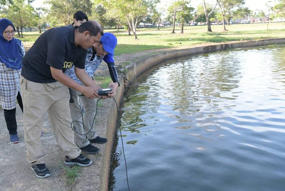 ESERI team conducting water quality test to find the cause of the thousands of fish death.