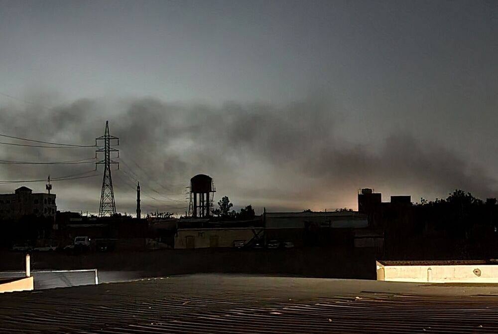 TOPSHOT - Smoke billows in Khartoum amid ongoing fighting between the forces of two rival generals, on May 11, 2023. Almost a month of heavy fighting has turned Khartoum into a war zone, with the city's five million residents enduring artillery barrages, gunfights, air strikes and anti-aircraft fire. (Photo by AFP)