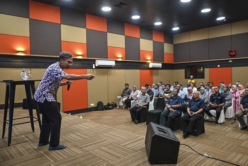 Communications and Digital Minister Fahmi Fadzil speaking at a Townhall session with members of the Communications and Digital Ministry at RTM Terengganu today. - BERNAMA