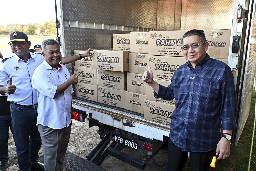 Domestic Trade and Cost of Living Minister (KPDN) Datuk Seri Salahuddin Ayub (right) with the Rahmah basket at the 'Flag Off' of the Terengganu state level Rahmah Truck at the Sultan Zainal Abidin University Driving Range today. - BERNAMA